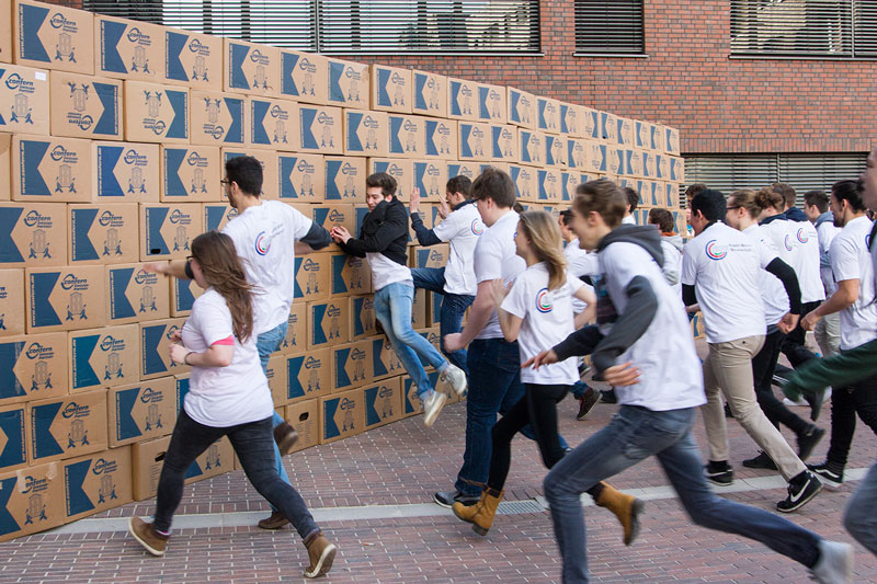 Schüler stürmen Wand aus Umzugskartons